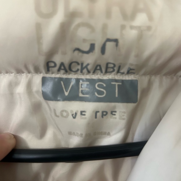 Tan foldable puffer vest size medium. - Picture 2 of 2